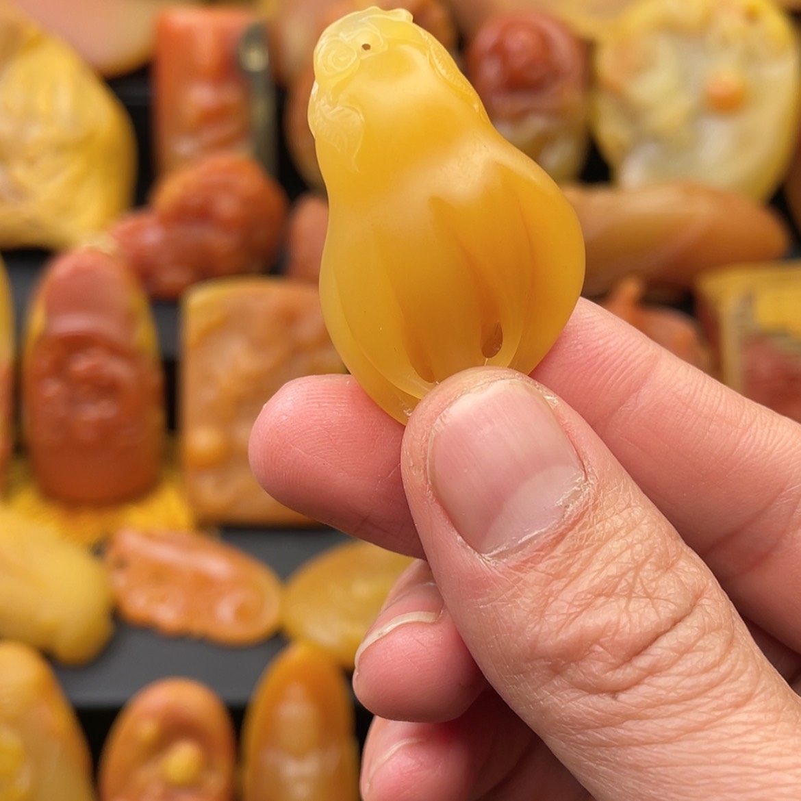 【闪购商品】石英质玉黄蜡石挂件未镶嵌百***玉