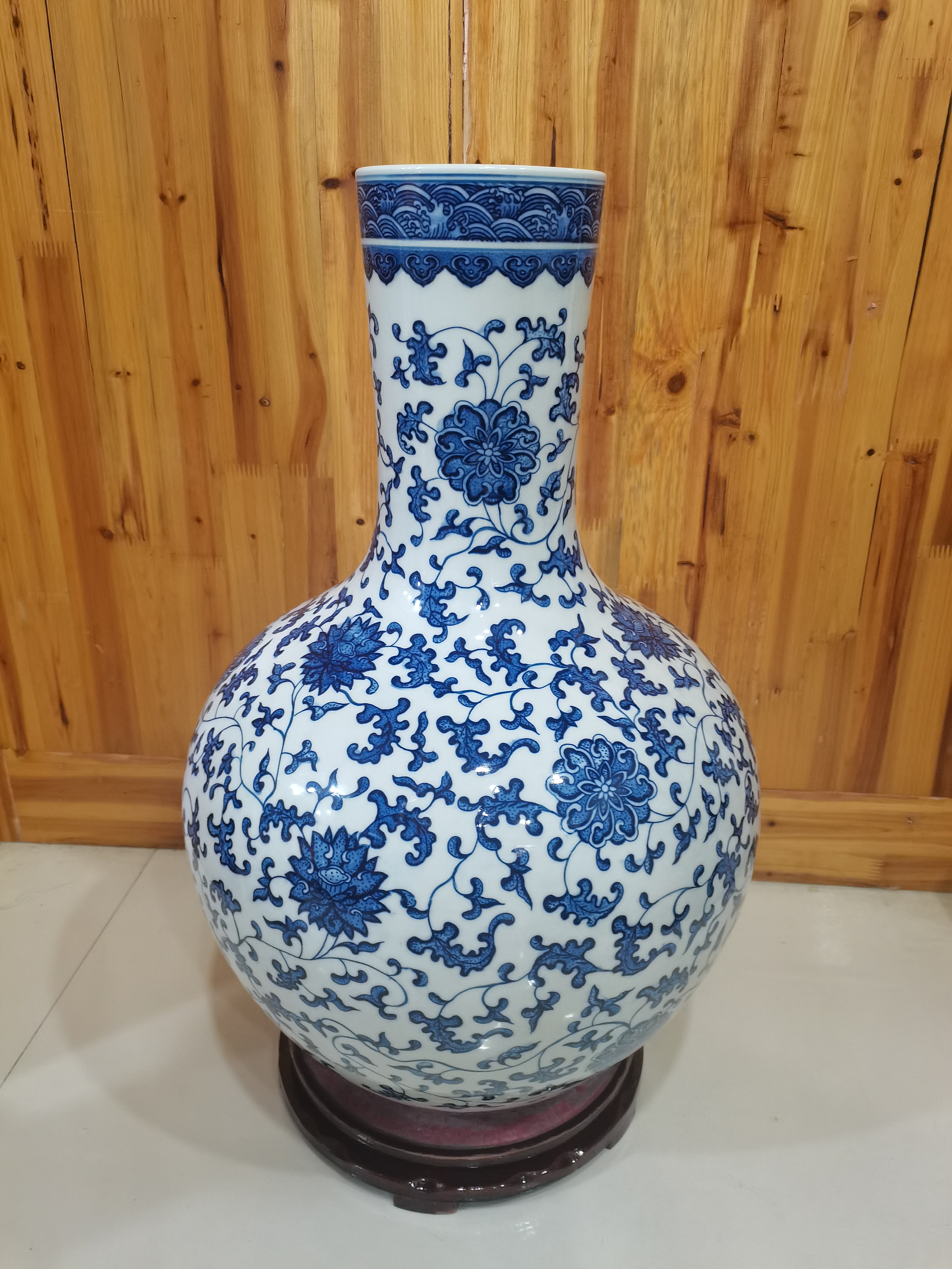 是景德镇青花缠枝莲天球瓶