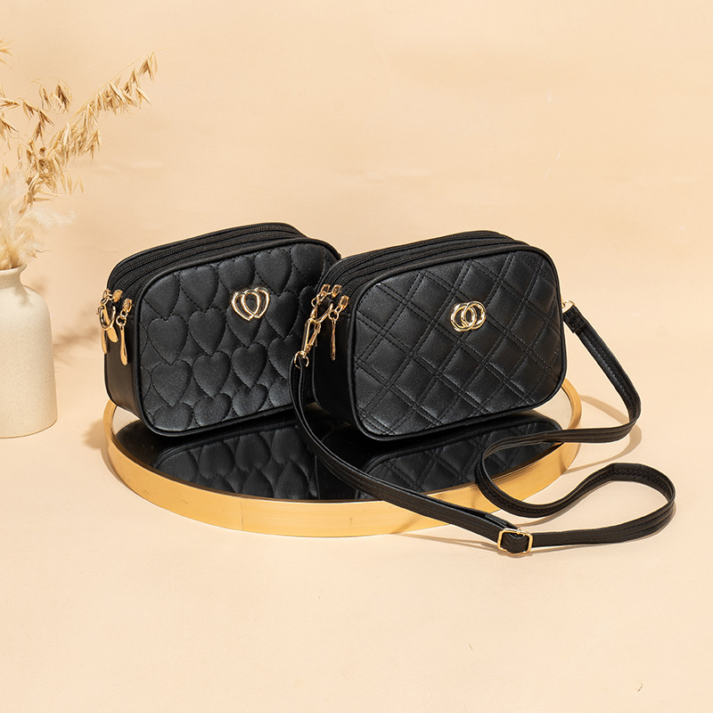 大容量三拉链斜挎包2024新款时尚简约V形菱格心形绣花单零钱包