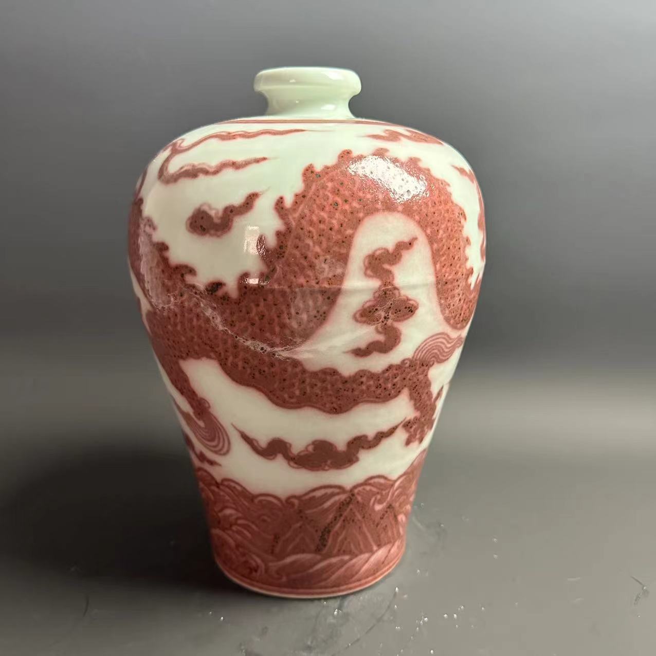 白地釉里红海水龙纹赏瓶