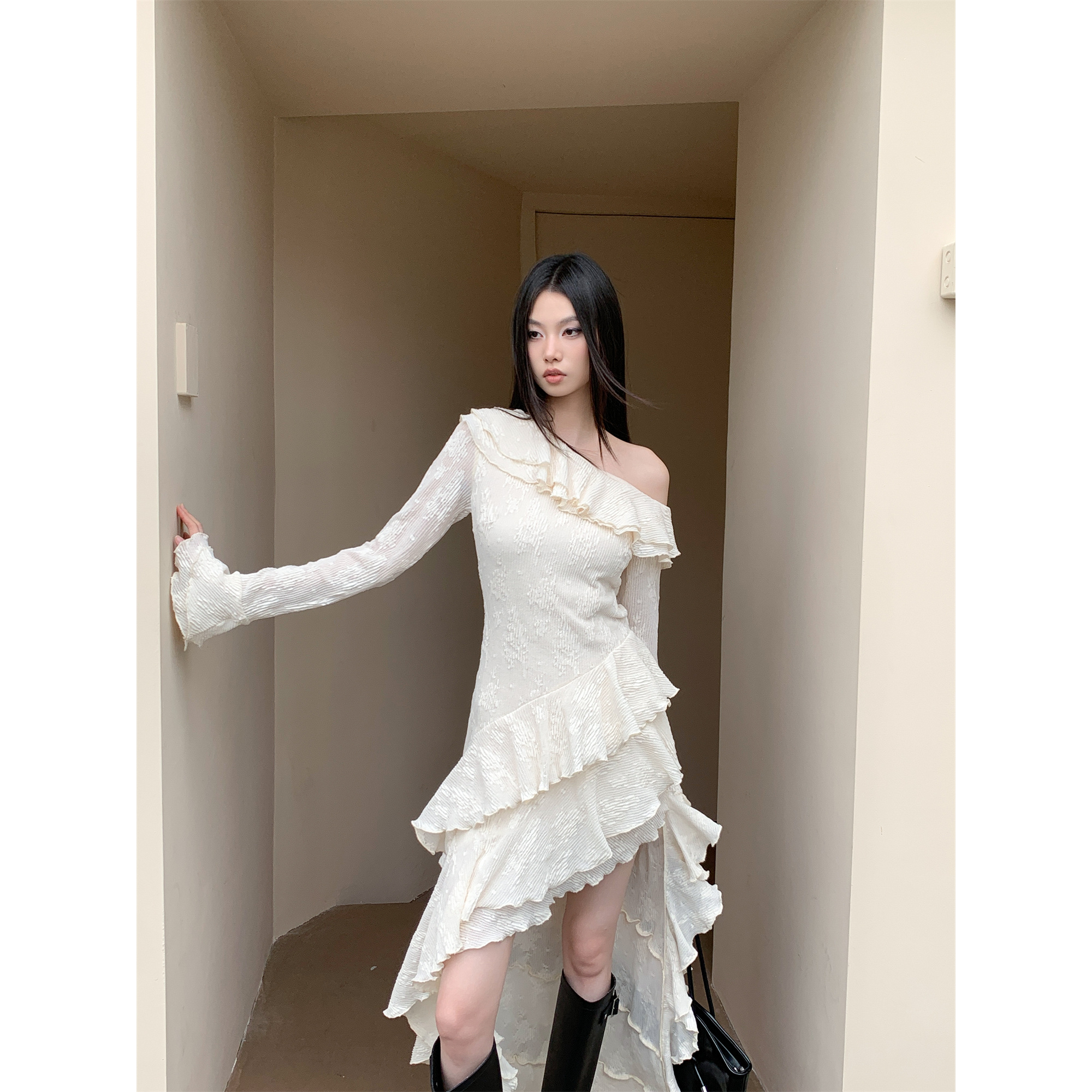 提花针织法式浪漫斜肩不对称荷叶边喇叭袖连衣裙C2L3