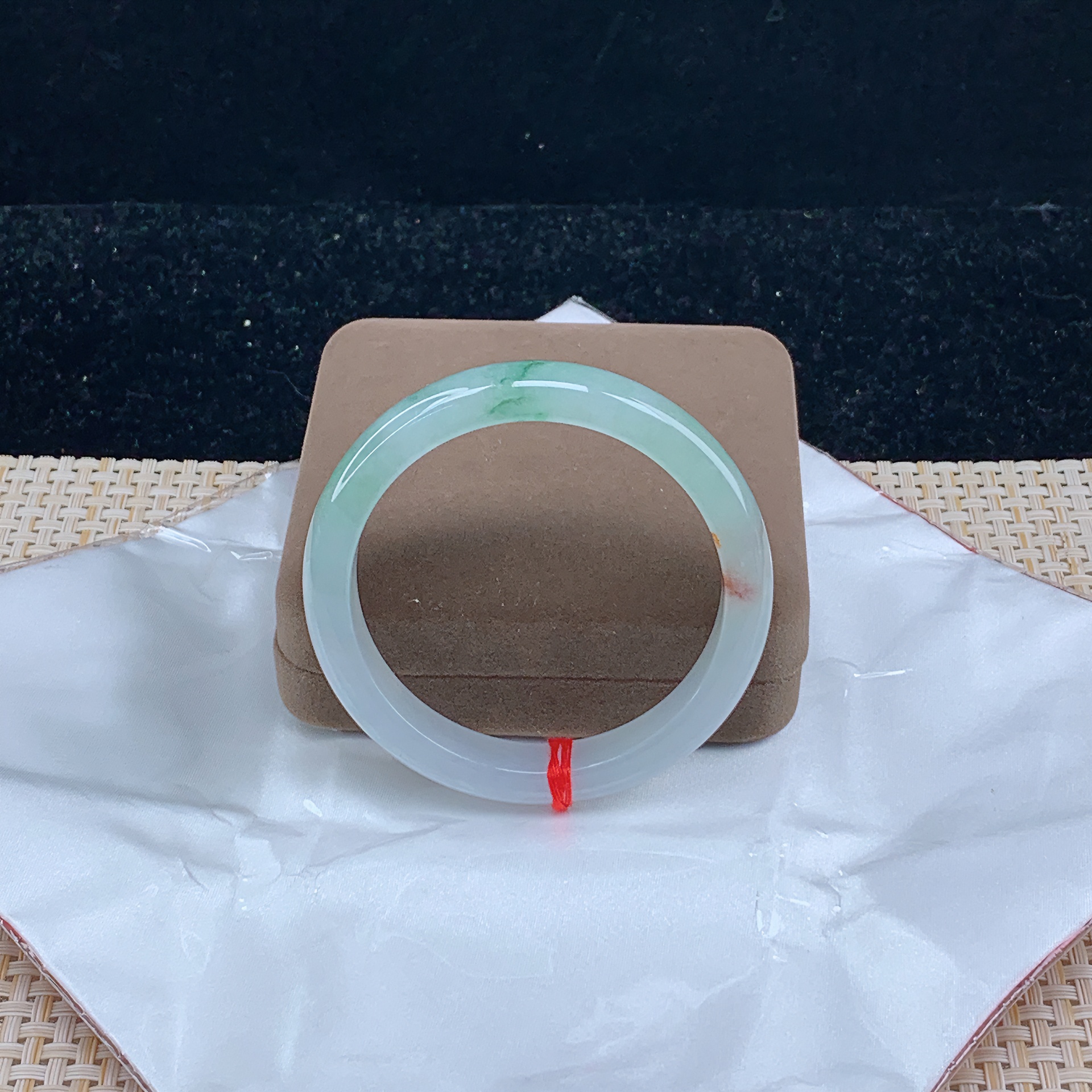 天然缅甸玉翡翠手镯61大圈冰胶飘花冰透俏色女款精美时尚飘绿玉镯