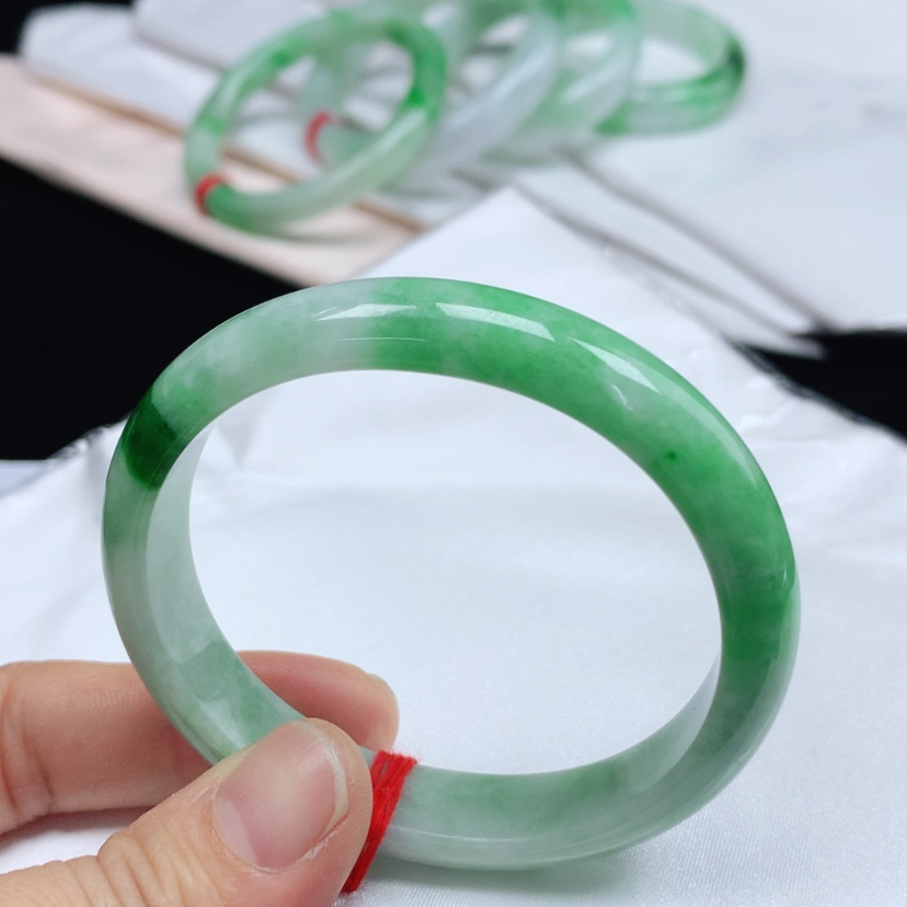 【闪购商品】翡翠手镯（贵妃镯）未镶嵌55+阳绿贵妃手镯