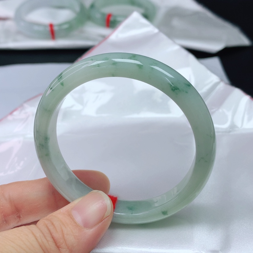 【闪购商品】翡翠手镯未镶嵌53+飘花翡翠手镯