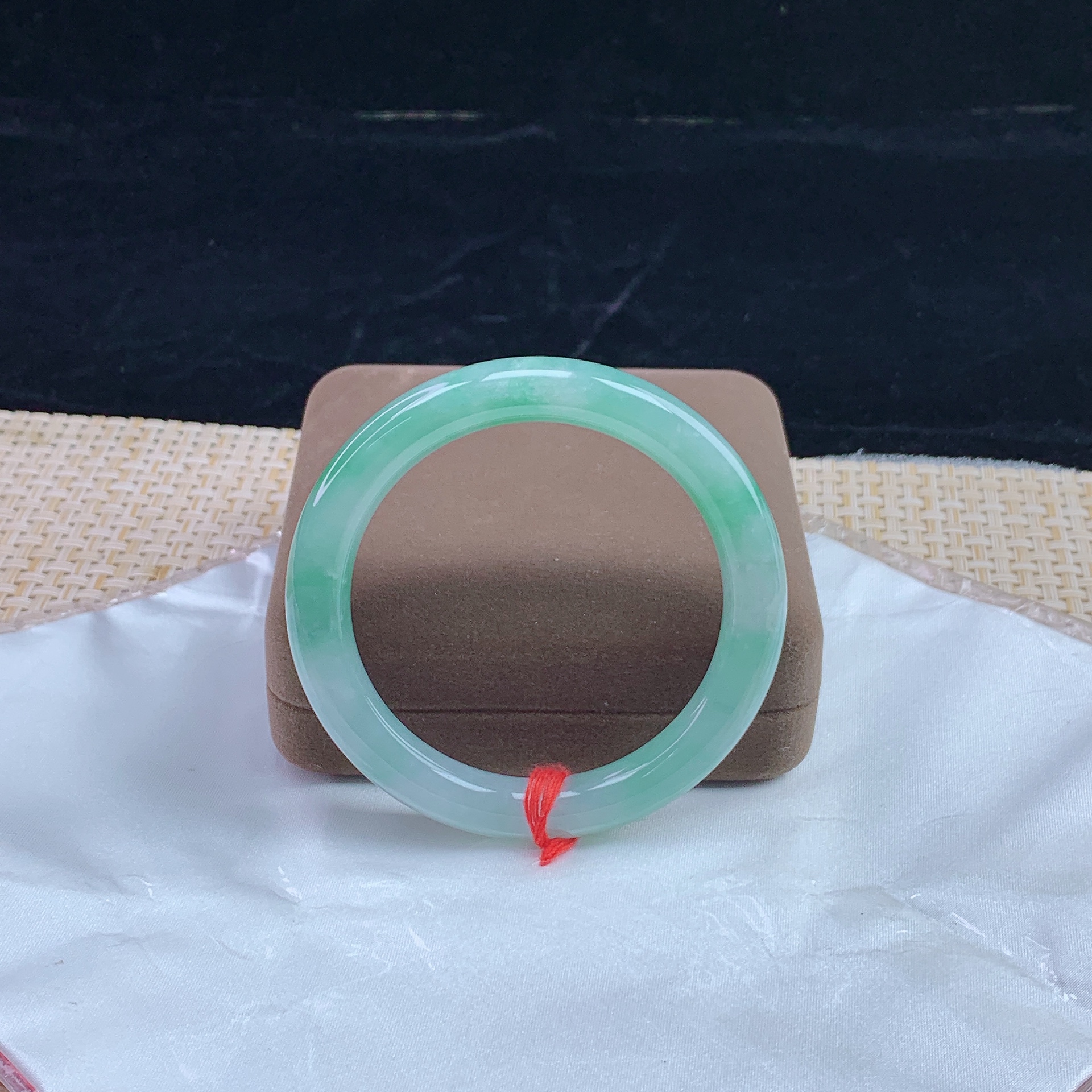 天然翡翠缅甸A货手镯58+圈冰润飘绿平安镯高冰女款时尚美人镯圆镯