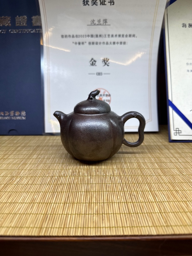 《瓜趣》原矿紫泥柴烧，容量200cc，民间艺人王志军手工制作。