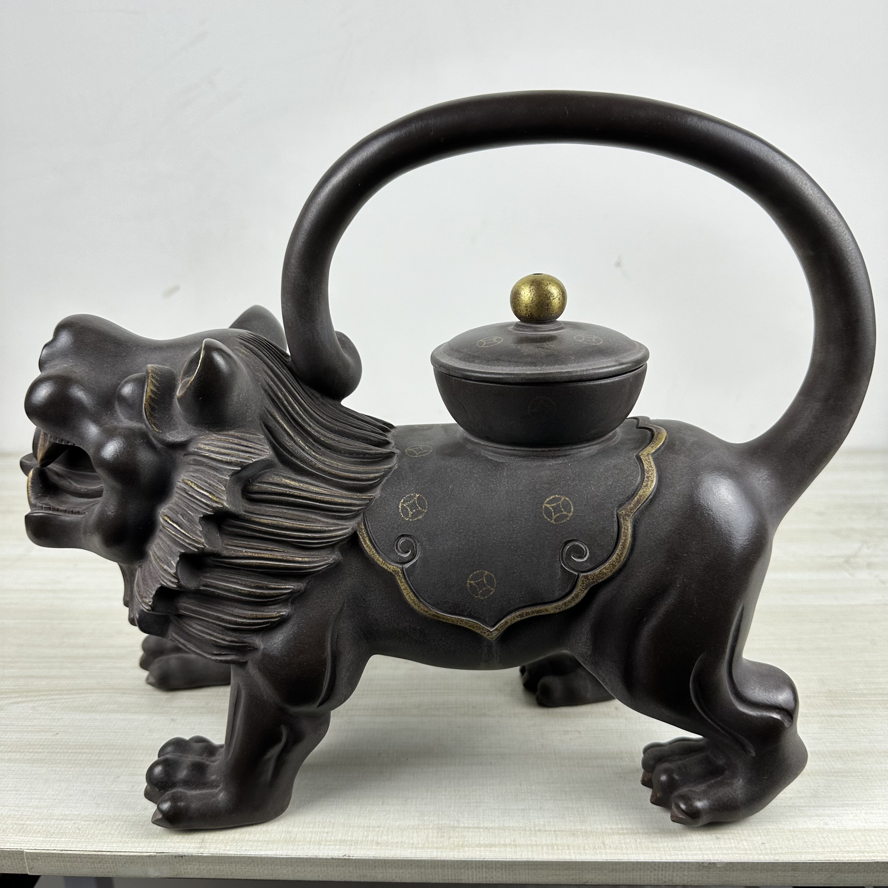 狮子提梁紫砂壶容量1000毫升底章盖章陈鸣远砂料老紫泥独孔出水