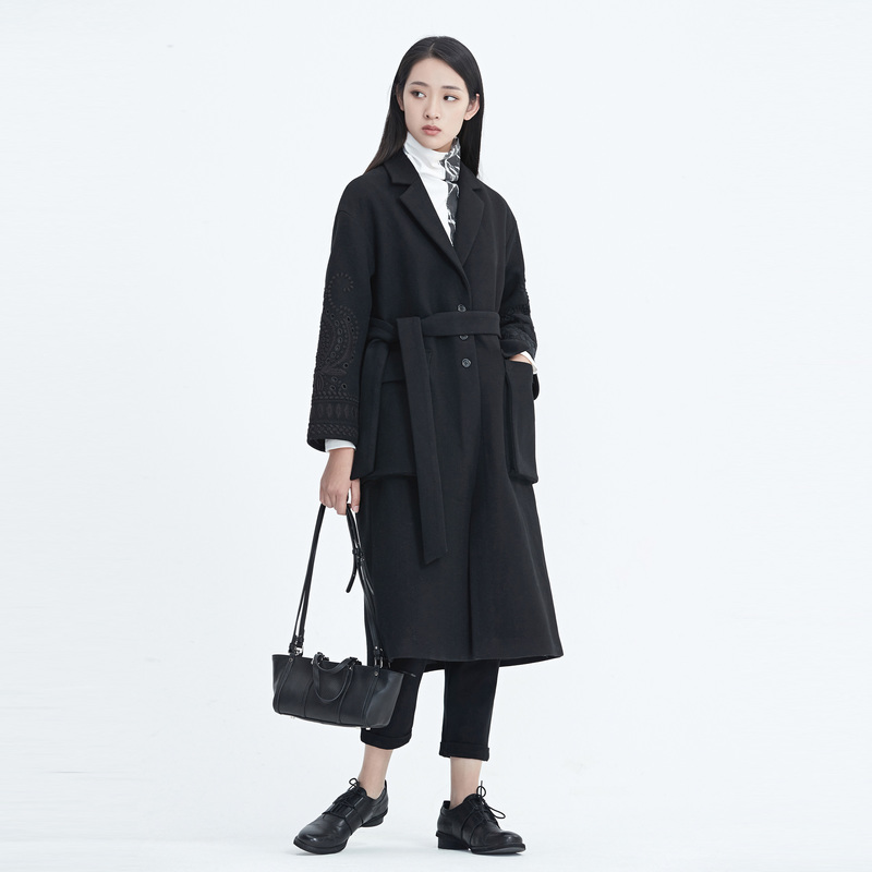 【李易行】sdeer复古平驳领收腰镂空绣花长款风衣S20461807