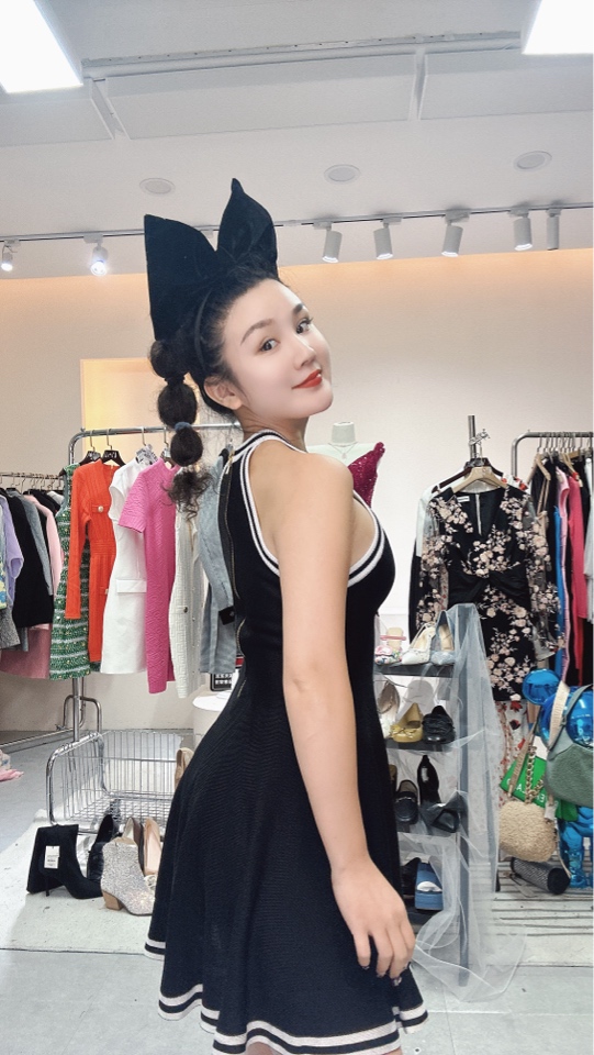 黑色挂脖连衣裙显瘦时尚女士