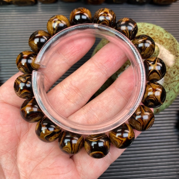 2A级全品海柳1.4X纹根雕血柳