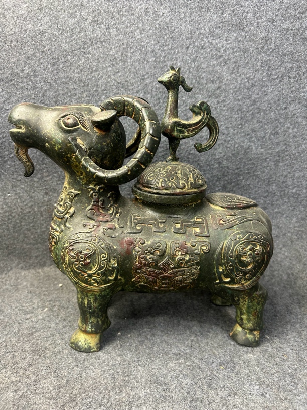 铜器。     羊尊。     