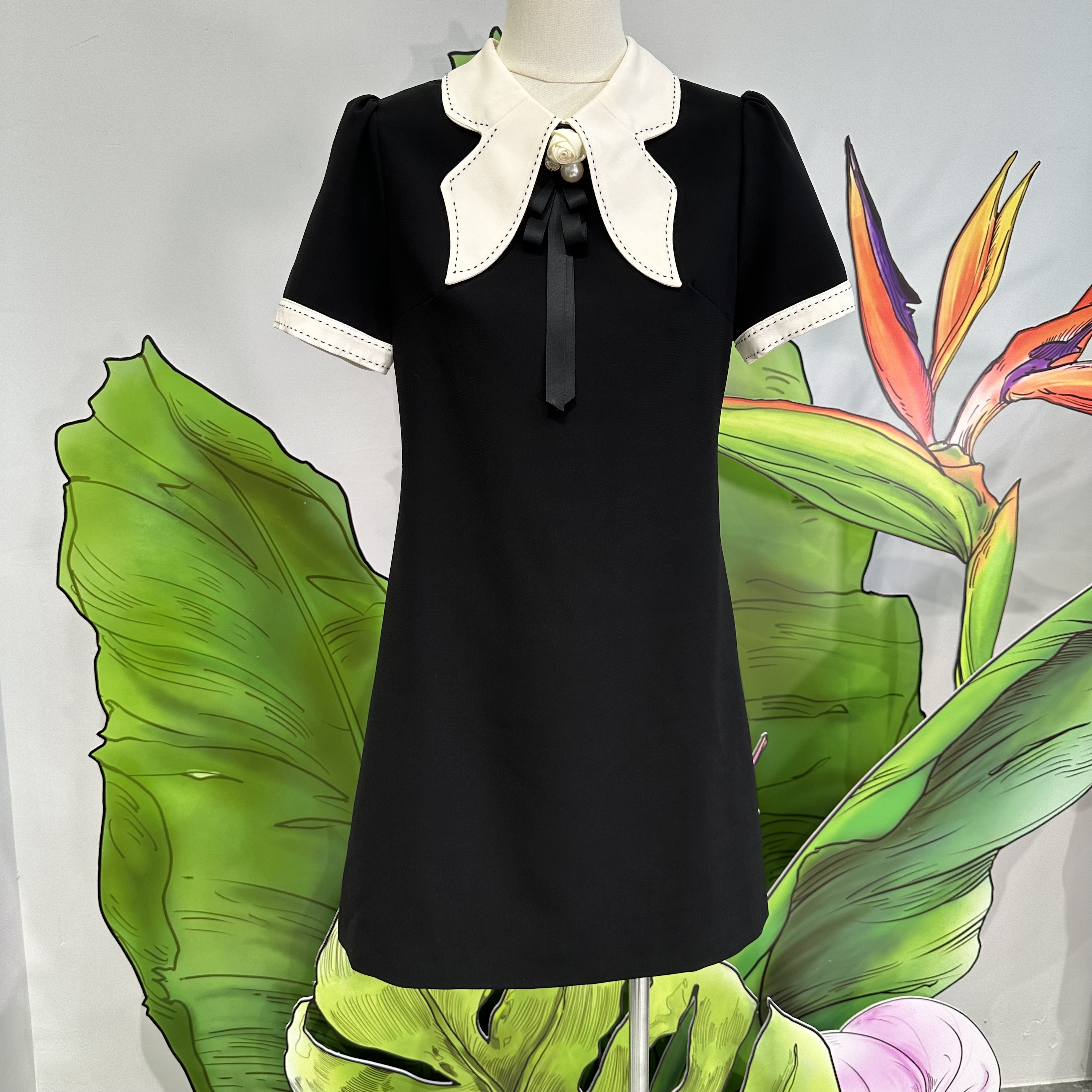 领口有花朵领结的小黑裙