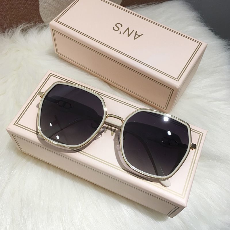 2023时髦仿钻墨镜女高级感显脸小时尚防紫外线防晒网红度假太阳镜