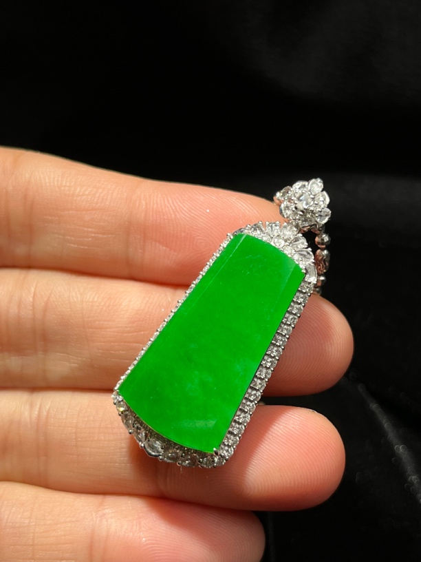 天然缅甸翡翠a货满色阳绿无事牌吊坠18k金伴钻豪华镶嵌性价比推荐