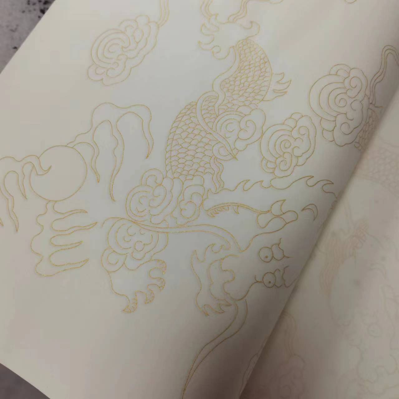 精品檀皮加厚生宣，四尺对开生宣尺寸（34×138）金龙，金线各50张。