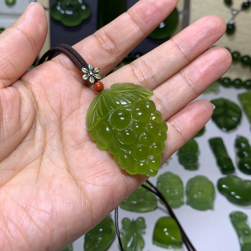 【闪购商品】蛇纹石玉颈饰未镶嵌谁****?