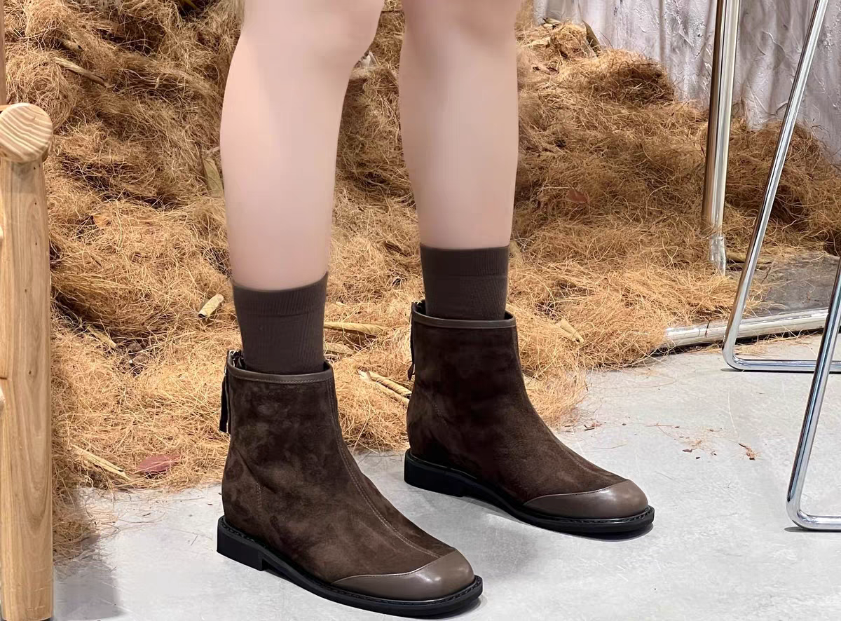 新款羊京皮拼接胎牛皮平底圆头休闲百搭款靴子