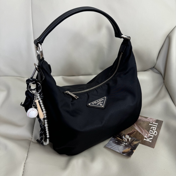 95新 Prada/普拉达 半月hobo黑银降落伞单肩包