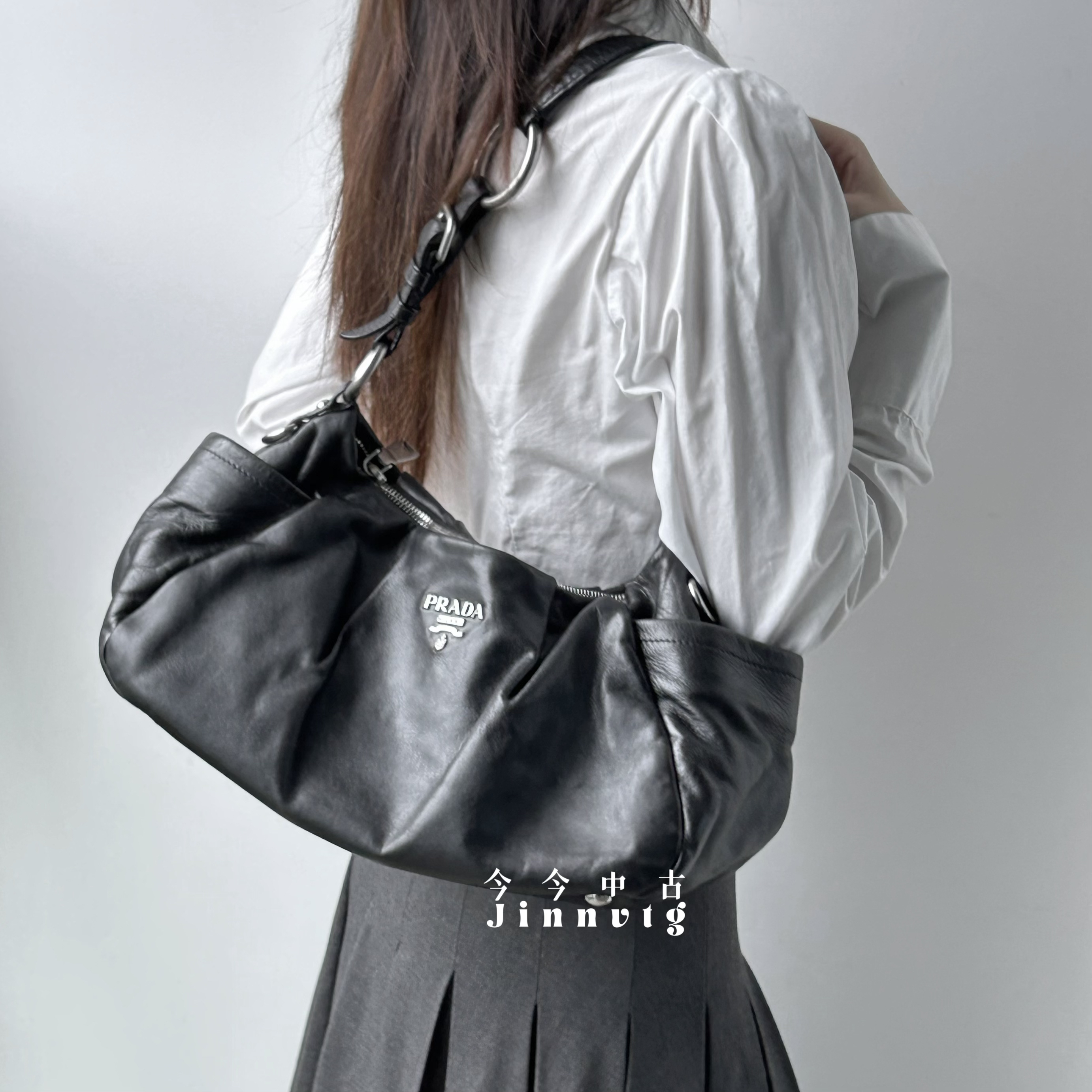 95新 Prada/普拉达 全皮褶皱黑银元宝单肩包