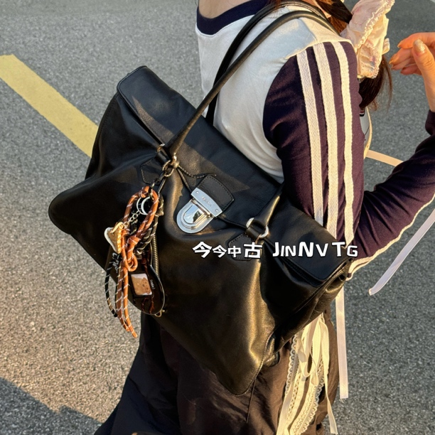 95新 Prada/普拉达 黑色全皮shoulder单肩包