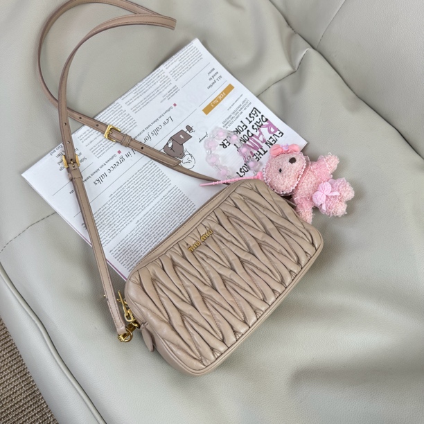95新 MIU MIU/缪缪 褶皱相机粉色斜挎单肩包