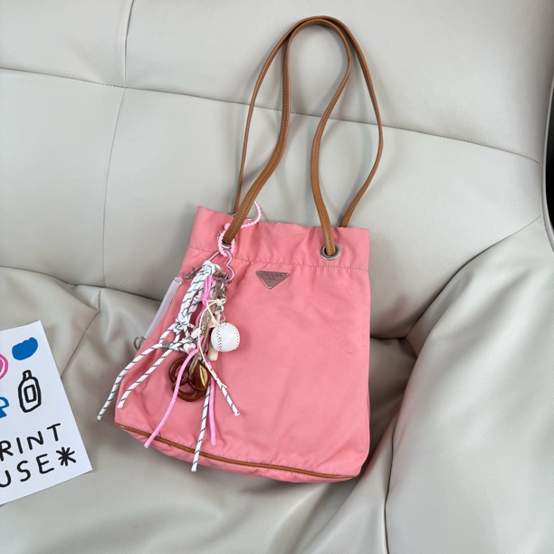 95新 Prada/普拉达 降落伞三角标水桶单肩包