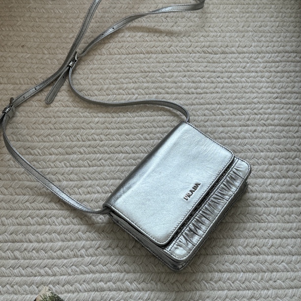 95新 Prada/普拉达 银色褶皱翻盖单肩包