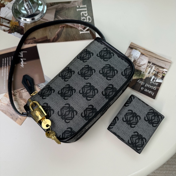 95新 LOEWE/罗意威 老花锁头麻将腋下包【今】