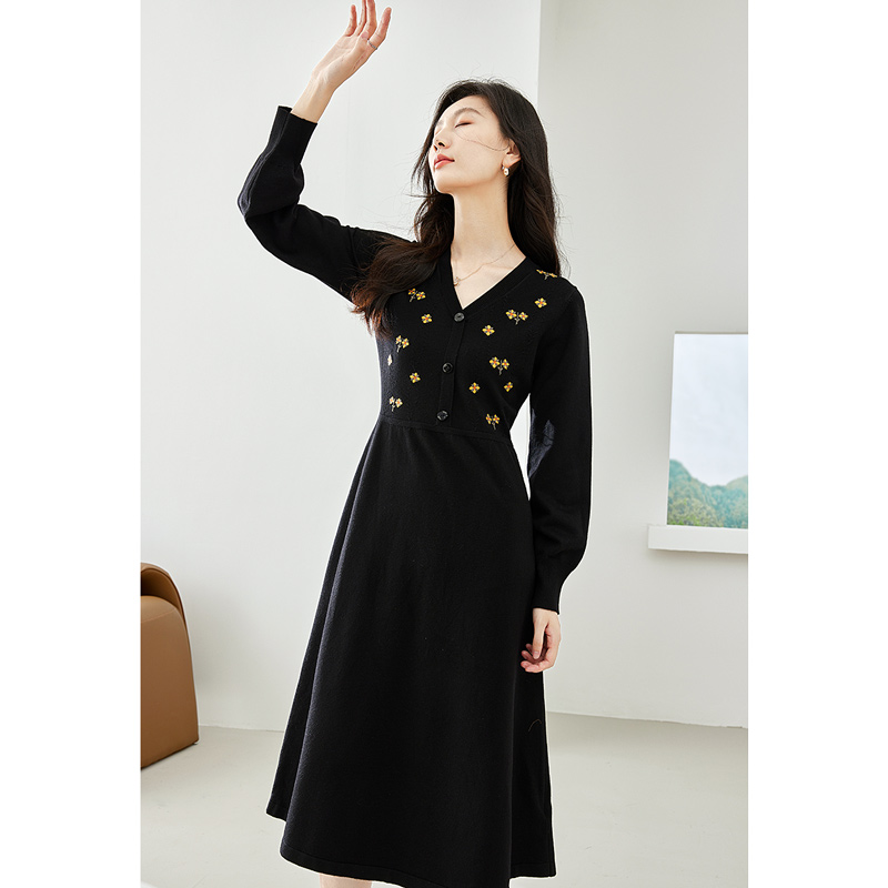 【大叔专属】梵希蔓针织连衣裙V领绣花设计松紧腰A字裙72079