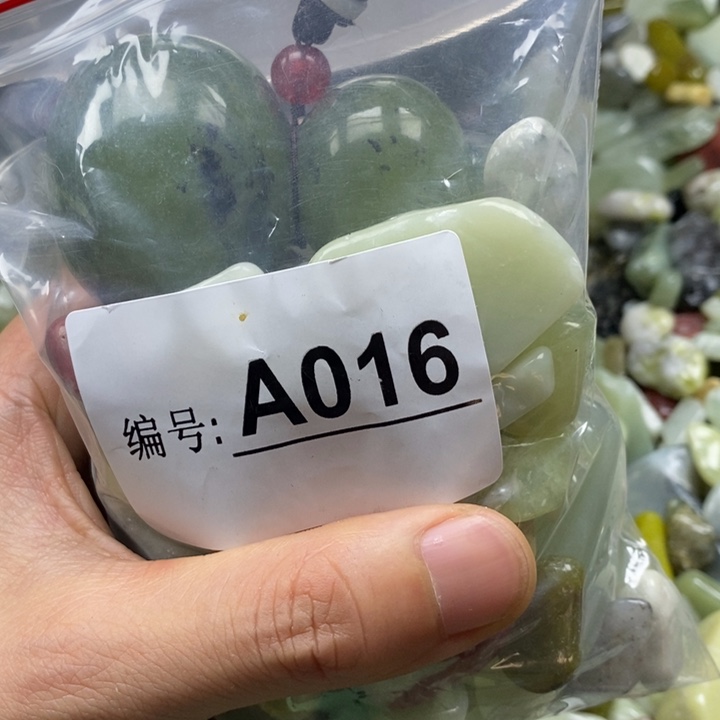 蛇纹石玉鱼缸石未镶嵌