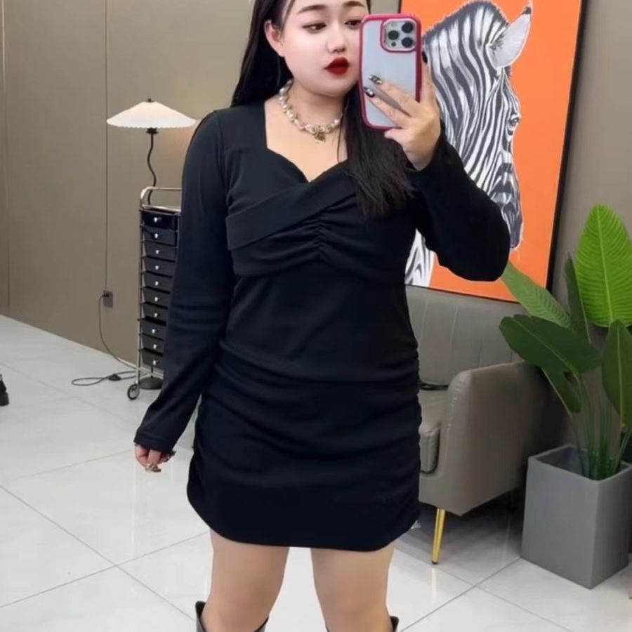 大码胖mm螺纹磨毛连衣裙秋冬新款小黑裙褶皱宽松显瘦遮肉时尚裙子