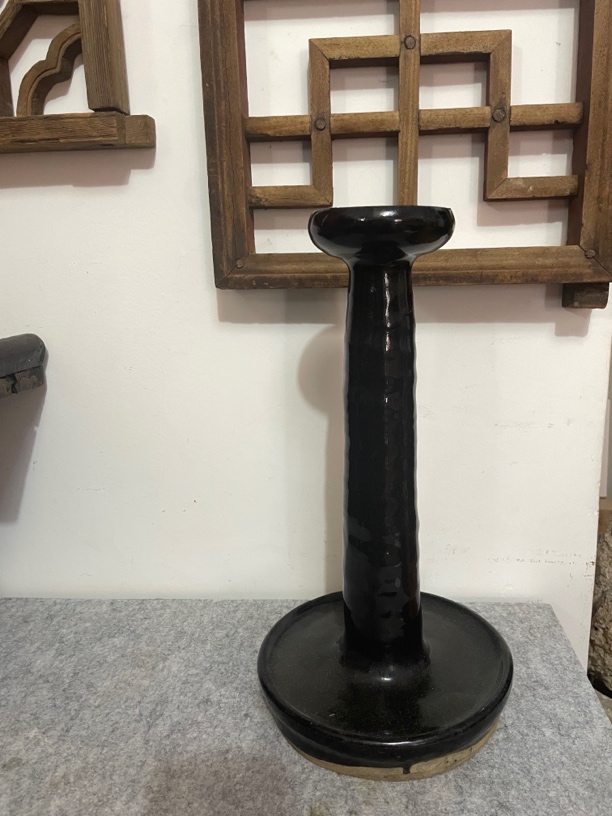 黑瓷油灯：釉水细腻光洁无冲线，也算较好灯，高35厘米，底径17厘米。