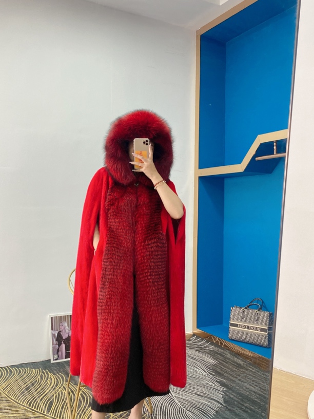 高端毛球保暖厚款女士长款网红连帽秋冬水貂毛皮革定制款斗篷外套