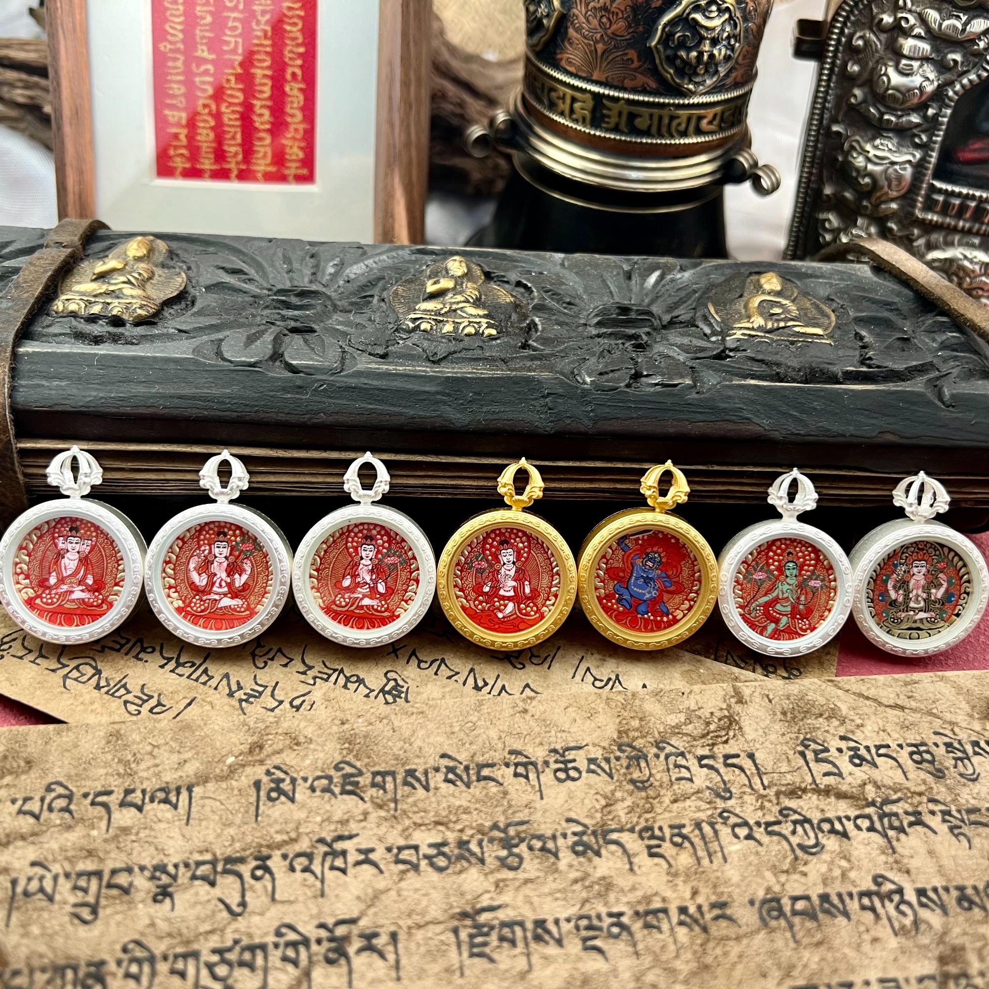 纯手绘唐卡项链2.0红金全身像圆卡铜外壳拉萨直飞