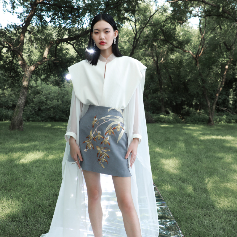 三寸盛京昆仑听雪中国风鹊尾灰色兰花刺绣中式时尚半身裙