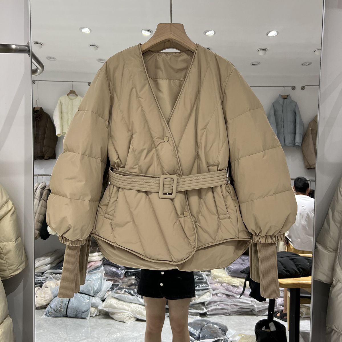 雪中飞秋冬V领羽绒服女短款白鸭绒保暖冬装外套加长螺纹袖高端设