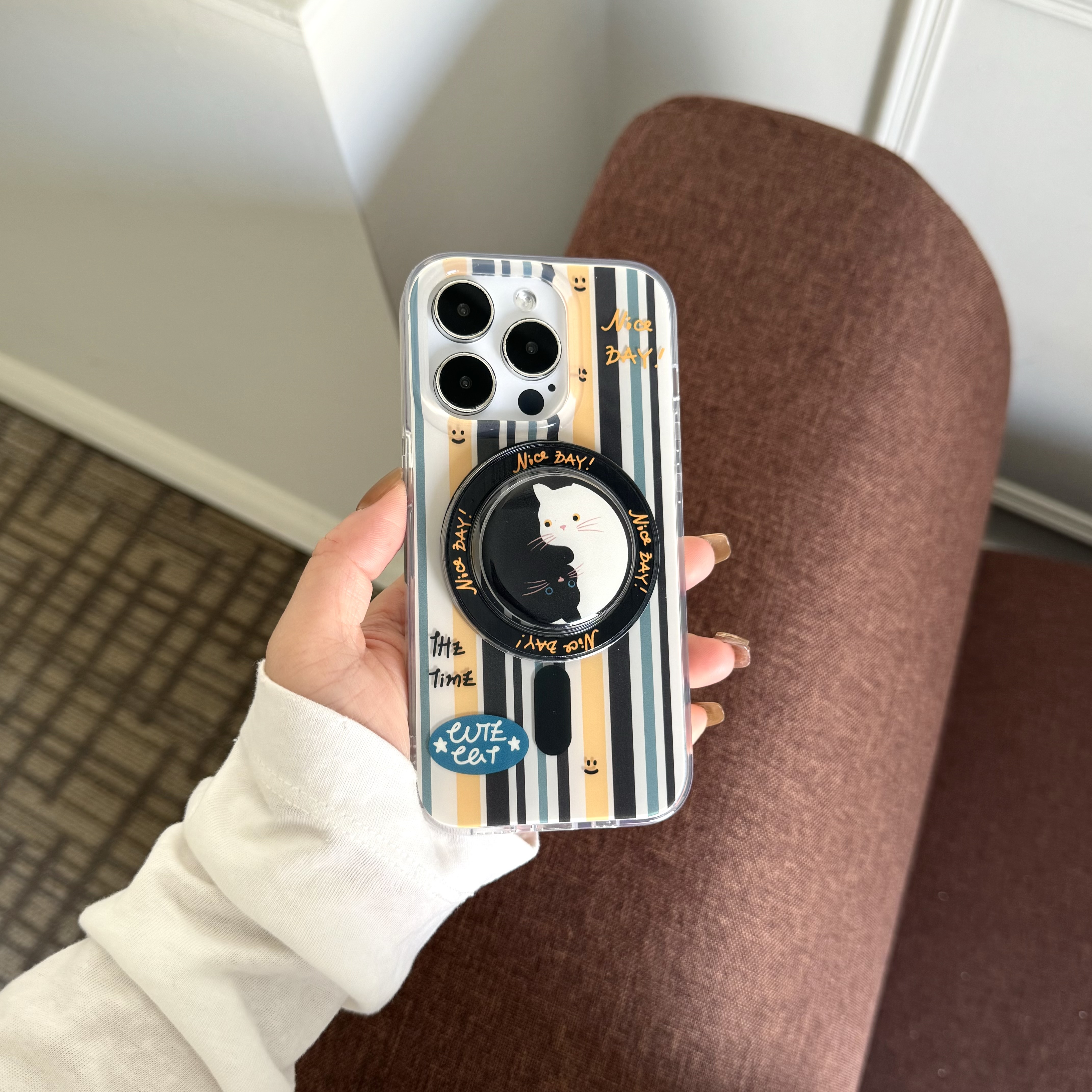 ins竖纹黑白猫适用iPhone15promax手机壳磁吸支架苹果14/13新款