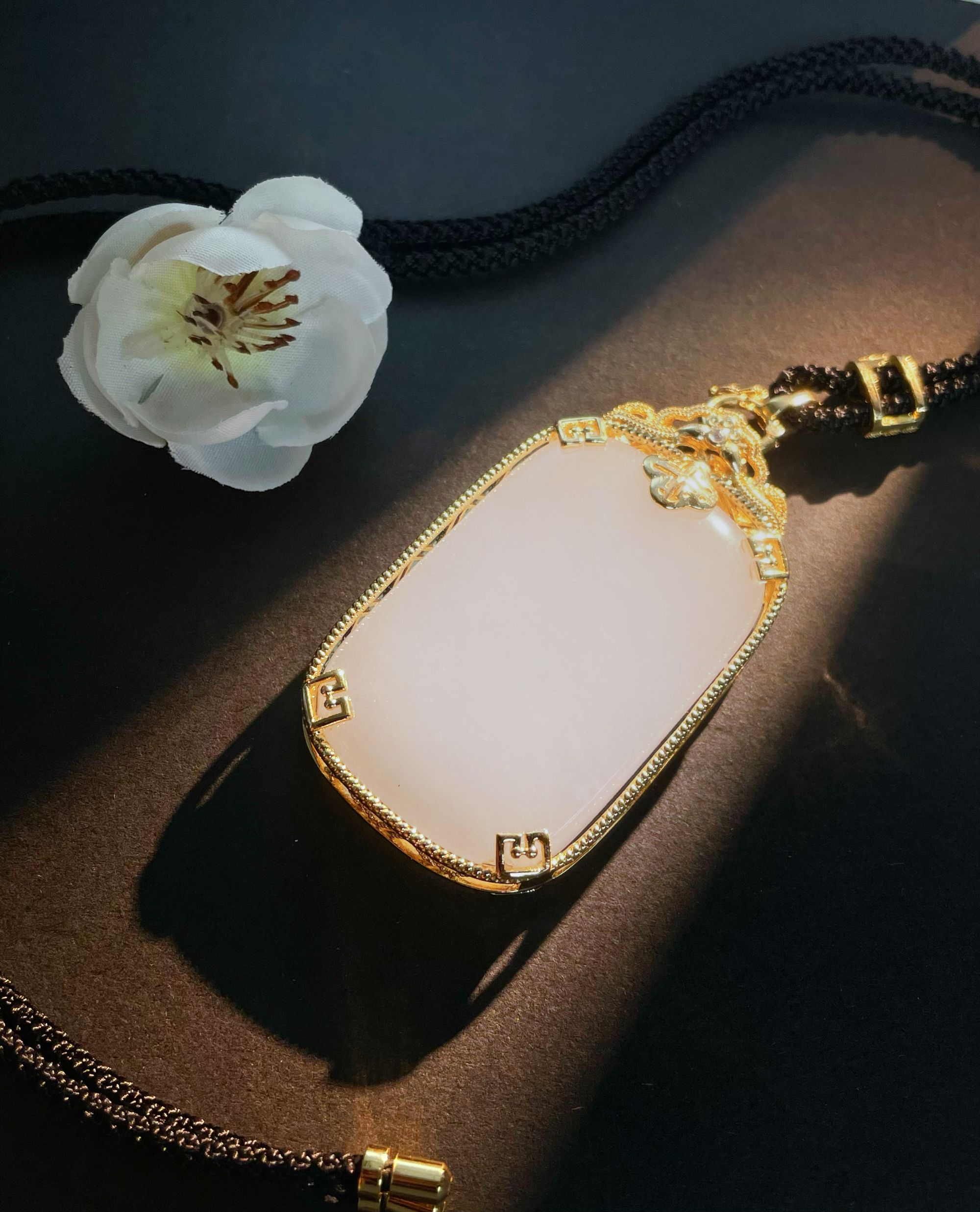 290021/石英岩质玉金丝玉镶嵌款大平安无事牌吊坠