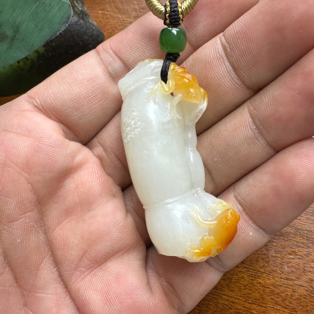 集色堂新疆和田玉籽料天地红皮白肉苏工巧雕呱呱来财31g