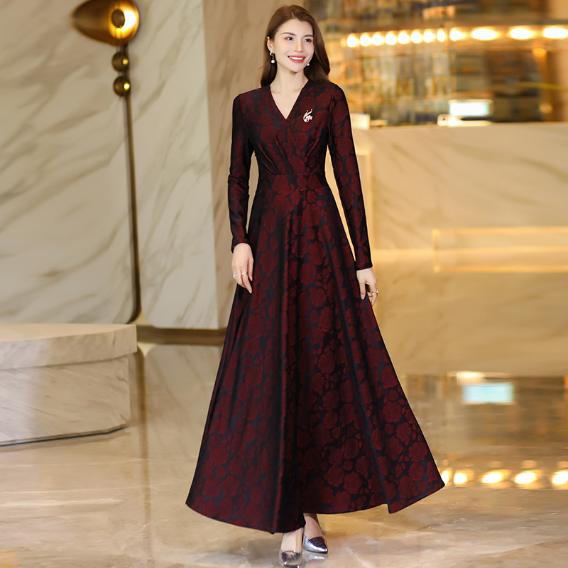 暗酒红长袖连衣裙女气质洋气秋季长款大摆长裙子新款收腰优雅V领