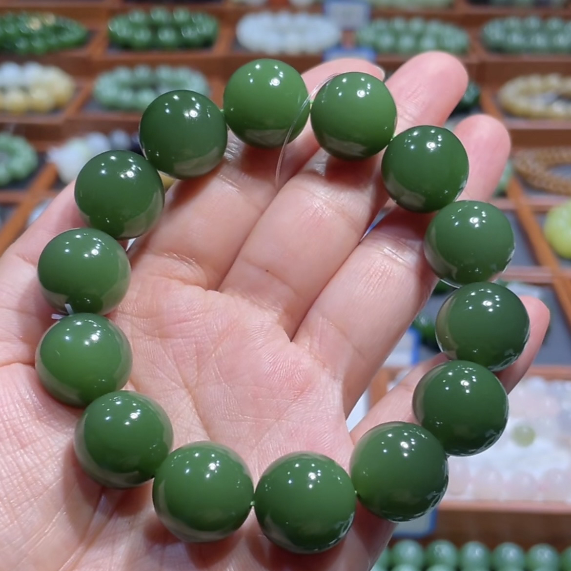 收藏级！和田玉俄料碧玉七号矿坑起荧光阳绿手串16mm
