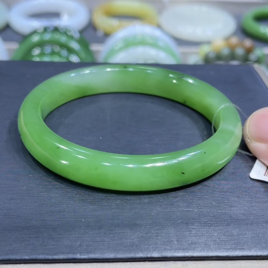 和田玉俄料碧玉苹果绿手镯54-55圈口