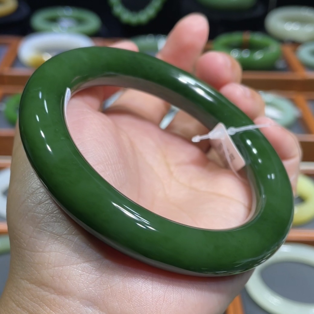 和田玉俄料碧玉辣菠菜绿手镯59-60圈口（胖圆）