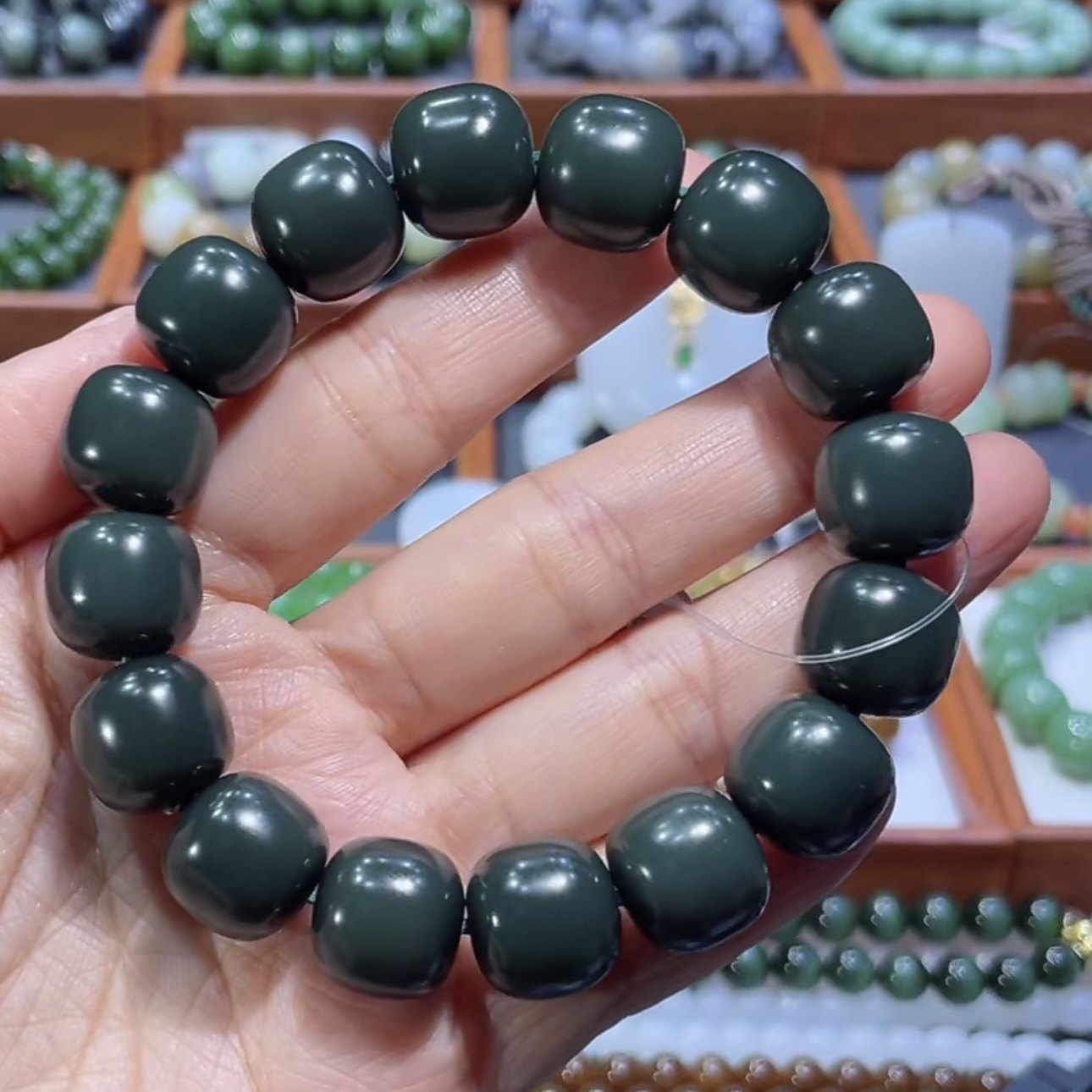 新疆和田玉油膏料青玉手串14×13.5mm老型
