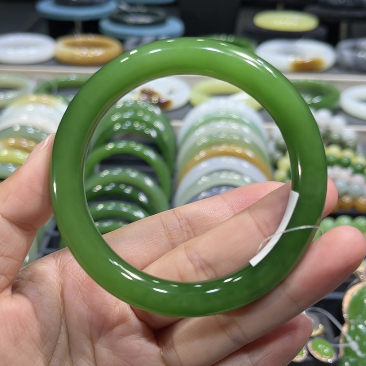 和田玉俄料碧玉艳阳绿手镯56-57圈口