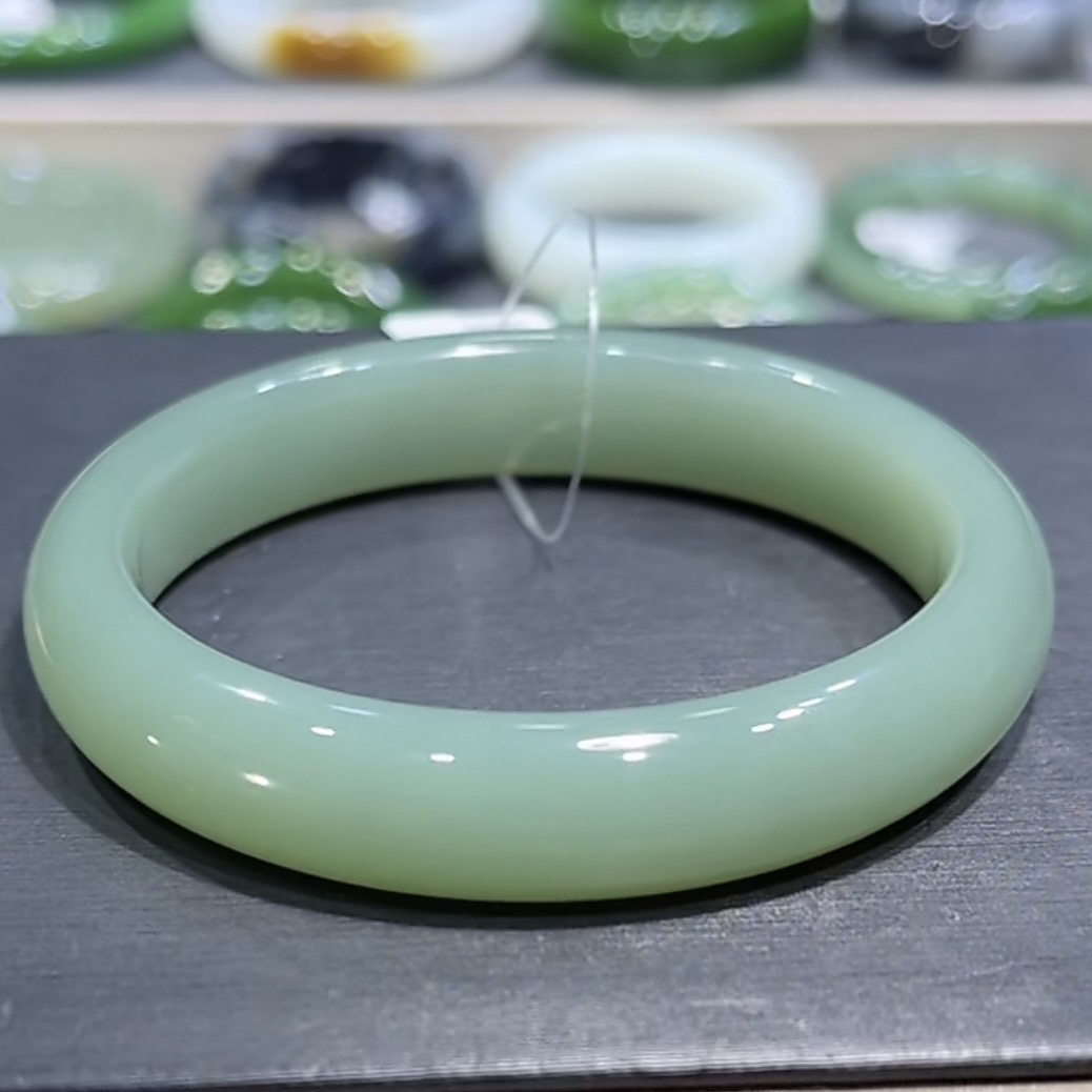 放漏！和田玉俄料碧玉鸭蛋青起荧光粉青手镯53-54圈口