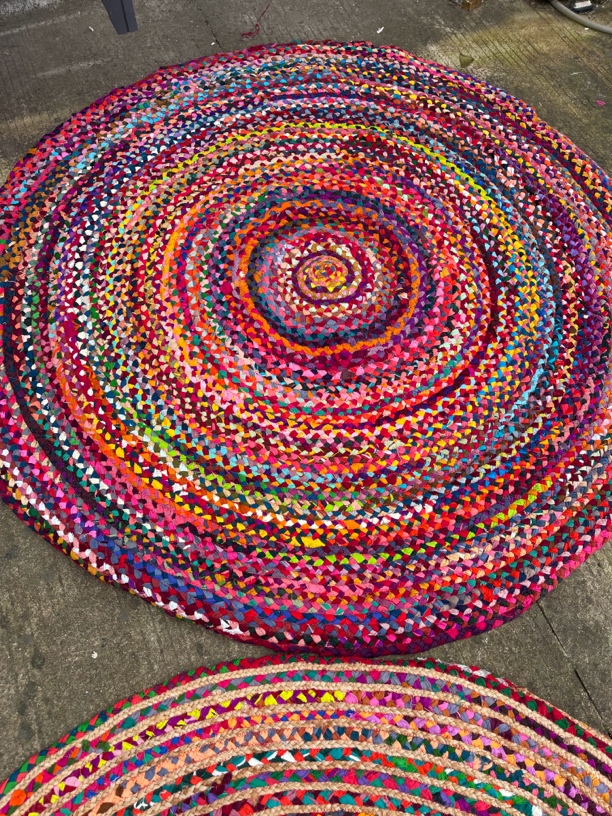 手工编织彩虹地毯直播间挑颜色