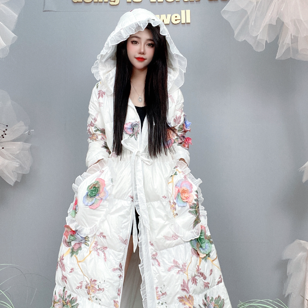 Bikamo/比卡陌2025冬季绣花白鸭绒连帽加厚保暖羽绒服L89529-1白