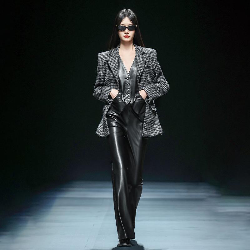 MAGGIE MA 马婧复古格纹高贵英伦风PU皮拼接西装假两件外套女381C