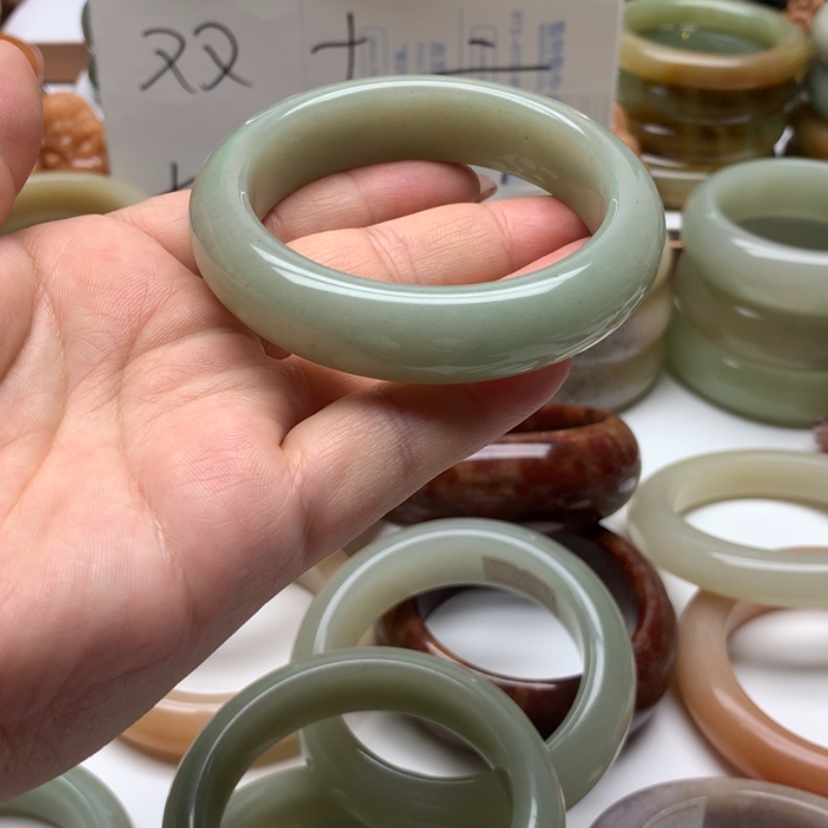 【闪购商品】石英质玉手镯未镶嵌上****2